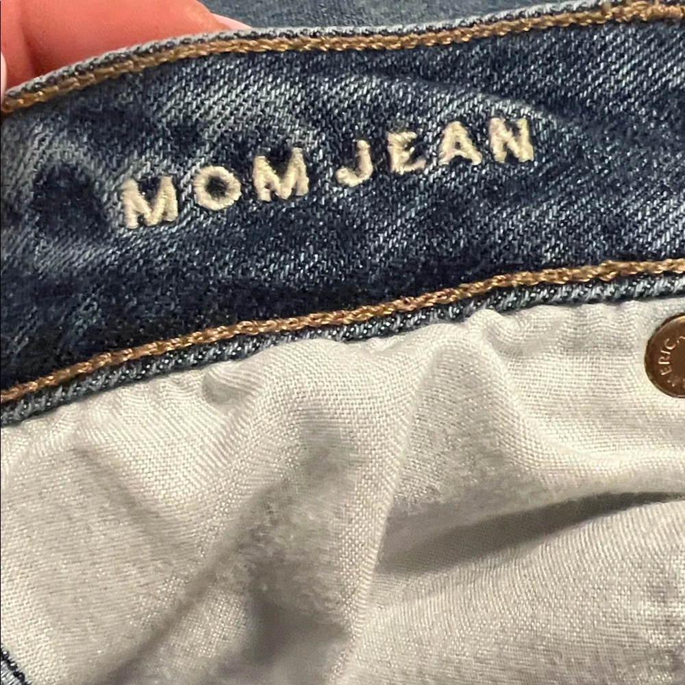 American Eagle Mom Jeans Size 6 High Rise Tapered Medium Wash Denim - Picture 6 of 7